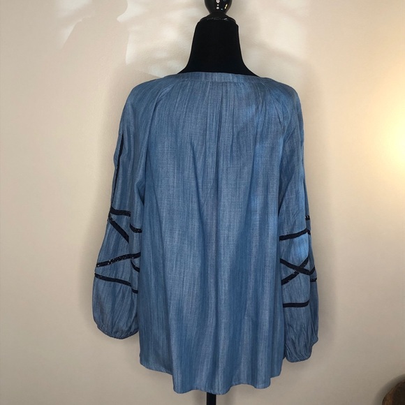 Crown & Ivy Denim blouse, with navy accents. - Picture 5 of 7